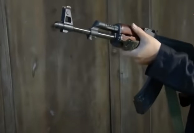 Chiều 28/7/1997, Chứ qua xã Tả Thàng, huyện Mường Khương, do nạn trộm cắp trâu bò xảy ra nhiều nên Chứ bị khả nghi. Khi về trụ sở xã Tả Thàng để điều tra về thân nhân và lai lịch, Chứ khai tên giả là Sùng Lừ ở huyện Bắc Hà, không có nhà cửa vợ con. Do chưa thể xác minh lai lịch nên chính quyền quyết định giữ Chứ ở trụ sở thêm một ngày và bố trí 4 dân quân trông coi cùng một khẩu súng AK. Khoảng 3-4h sáng 29/7/1997, khi lực lượng dân quân mệt sau đêm thức trắng, Chứ tự mở trói và lấy khẩu súng AK để chạy chốn. Khi Chứ lấy súng và đi ra cửa, lực lượng canh gác bật dậy, Chứ dùng khẩu AK và bắn lên trần nhà một phát đạn sau đó tẩu thoát vào rừng sâu.