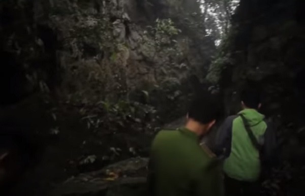 Sau khi trốn khỏi xã Tà Thàng, Chứ tìm đến các hang đá thuộc xã Thanh Bình, huyện Mường Khương lẩn trốn, sinh sống và không đến các phiên chợ ở xã Tà Thàng mà đến các chợ ở địa phương khác. Tháng 8/1998, người dân khi đi rừng, phát hiện một người đàn ông đang đốt lửa và phơi quần áo trong hang Khỉ. Nhận được tin báo, Công an huyện Mường Khương đang có một tổ công tác tại xã Thanh Bình nên đã truy lùng đối tượng trong rừng Khỉ. Khi đến gần hang Khỉ, phát hiện một người đàn ông đang ngồi ăn cơm. Người đàn ông ấy chính là Ma Seo Chứ.