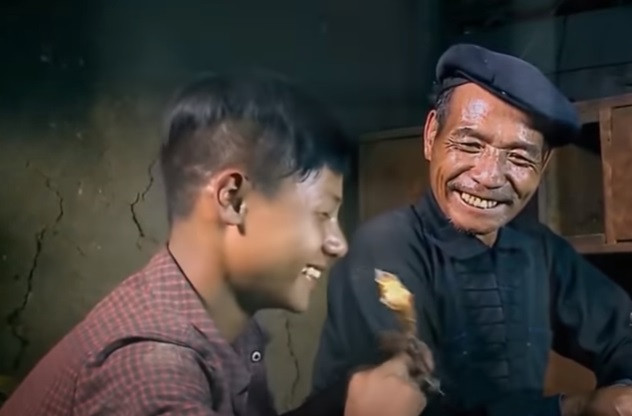 Từ nhỏ Chứ tỏ ra là cậu bé thông minh, sáng dạ nên được cha mẹ cho ăn học đầy đủ. Khi lớn lên, Chứ trở thành người biết nhiều chữ nhất bản làng. Chứ lớn lên giữa núi rừng, đi rừng thạo như lòng bàn tay, kinh nghiệm săn thú giỏi nhất bản làng. (Ảnh minh họa).