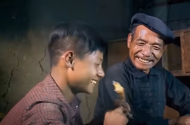 Từ nhỏ Chứ tỏ ra là cậu bé thông minh, sáng dạ nên được cha mẹ cho ăn học đầy đủ. Khi lớn lên, Chứ trở thành người biết nhiều chữ nhất bản làng. Chứ lớn lên giữa núi rừng, đi rừng thạo như lòng bàn tay, kinh nghiệm săn thú giỏi nhất bản làng. (Ảnh minh họa).