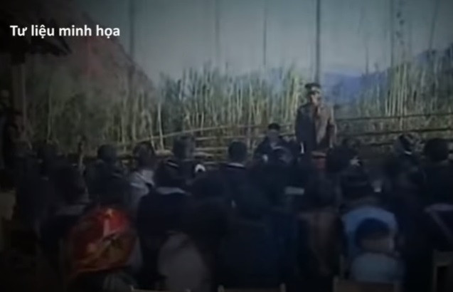 Là người thông minh lại có nhiều thời gian huấn luyện trong quân ngũ, Chứ đã thể hiện được nhiều tư chất của người cán bộ có tài. Công việc của một cán bộ xã đã giúp đời sống của gia đình Chứ rất ổn định. Năm 1985, lãnh đạo huyện Bắc Hà muốn đào tạo Chữ trở thành một cán bộ nguồn để gây dựng cơ sở tại địa phương và Chứ được cơ cấu lên chức Chủ tịch xã nhưng đã từ chối. Chữ nhận chức xã đội trưởng Nàn Sín theo ý nguyện.