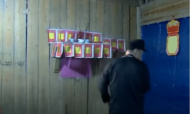 Mọi người khi đó nghĩ, Chứ đã bị ma làm. Sau nhiều lần khuyên răn không thành, ông Ma Seo Vàng (bố Chứ) đã khuyên vợ Chứ mời các thầy cúng nổi tiếng trong vùng đến cúng trừ ma nhưng Chứ nhất quyết không về. Do Chứ không chịu về nên mọi người tập trung bắt trói Chứ đưa về nhà. Buổi trừ tà sau đó được diễn ra nhưng càng nói về việc mình không hề bị ma nhập, người nhà càng không tin. Chứ quyết định sau khi cúng xong sẽ bỏ hẳn lên rừng để sinh sống. Ngày thứ 3 của lễ cúng trừ ma, nhân lúc mọi người ngủ say, Chứ bỏ trốn khỏi nhà.