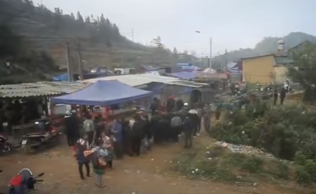 Ở trong rừng, nguồn sống của Chứ chủ yếu là củ mài và các hoa quả dại, lấy mộc nhĩ phơi khô và mang xuống các chợ bản bán trao đổi thực phẩm và những đồ dùng để sinh hoạt. Cuộc sống của Chứ cứ diễn ra năm này qua năm khác như vậy. Từ năm 1990 đến 1997, sau mỗi lần đi chợ, Chứ ngay lập tức trở lại rừng.