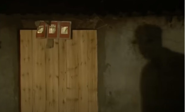 Những tưởng cuộc sống ổn định với Chứ nhưng vào tháng 9/1990, một sự việc đã xảy ra thay đổi cuộc đời Chứ. Khoảng hơn 10h một đêm tháng 9/1990, khi đám cúng ma nhà hàng xóm xong xuôi, Chứ bước vào tới cổng thì thấy một dáng người đang đứng trước cửa nhà. Chứ hỏi ai đấy nhưng người kia không lên tiếng. Nghĩ rằng, có thể là người xấu đang định vào nhà ăn trộm, Chứ chạy lại gần và tát mạnh vào mặt người kia. Dù bị tát kẻ lạ mặt bỏ chạy nhưng vẫn không nói câu nào.