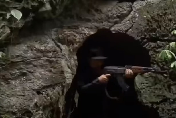 Khi nghe tiếng hô của một cán bộ trong tổ công tác, Chứ liền vác khẩu súng lên và bắn liên hồi và làm cho đồng chí Tráng Sín Trà - Trưởng Công an xã Thanh Bình ra đi mãi mãi. Nghe thấy tiếng súng các mũi trinh sát liền rút quân xuống phía dưới rồi cử người về huyện báo cáo. Lực lượng Công an huyện Mương Khương lúc đó đã ngay lập tức huy động toàn bộ lực lượng để truy bắt Ma Seo Chứ.