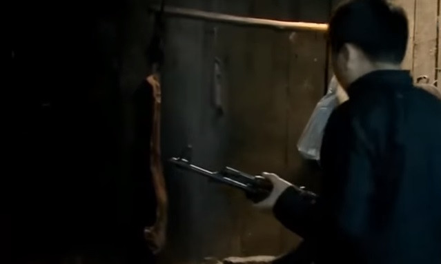 Do lo lắng, sau khi trả vũ khí cho công an, Chứ thu xếp hành lý, dặn dò vợ con rằng sẽ lên nương lúa ở, sau đó, Chứ biến mất vào rừng già. Người nhà khi đó cứ nghĩ chỉ một vài ngày Chứ sẽ quay trở về nên ngày nào cũng mang cơm và đồ dùng lên lán dù khu lán cách nhà 15km. Tuy nhiên, sau thời gian dài, người nhà bắt đầu ngờ vực với việc, Chứ bỗng nhiên bỏ lên rừng sống và khó hiểu trước hành động bất bình thường này.