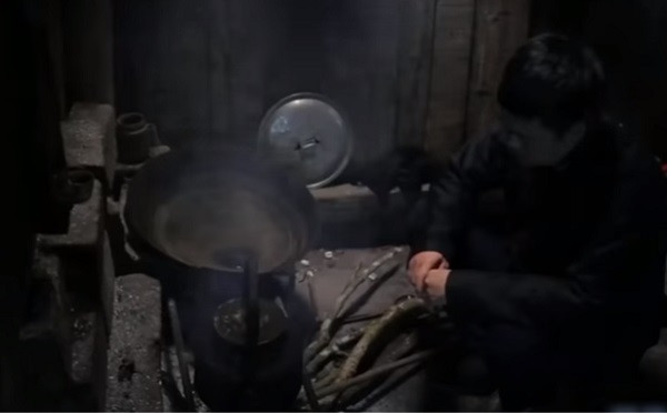 Tối hôm đó, Chứ thức cả đêm để đề phòng. Khi nói chuyện với người nhà, Chứ mới biết kẻ lạ mặt đó chính là thầy phù thủy chuyên làm lễ ma khô rất mưu mẹo nên sẽ bị trả thù. Không suy nghĩ nhiều, Chứ xách súng AK và lựu đạn đem trả cho công an huyện trước khi bỏ trốn lên rừng.