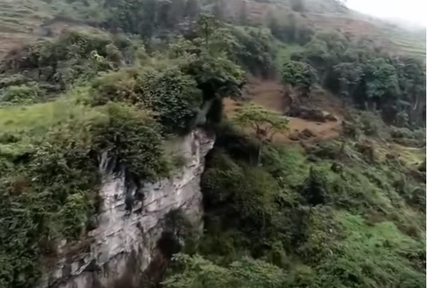 Chứ không quay lại khu lán mà trước đã ở do sợ người nhà vây bắt mà băng qua những cánh rừng của huyện Simacai để tìm đến khu rừng già thuộc xã Thanh Bình (huyện Mường Khương). Tại đây, Chứ phải tự tìm kiếm thức ăn, nuôi sống bản thân. Chứ sống lang thang dọc theo sông Chảy giáp ranh huyện Simacai và Mường Khương. Địa điểm trú ngụ của Chứ đều là những vách đá cheo leo trên núi cao, dễ quan sát và khó khăn để trèo lên.