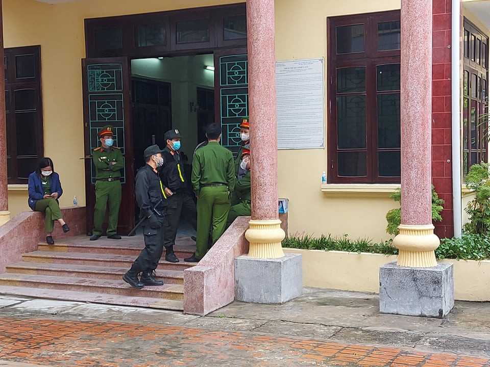 Lực lượng cảnh sát bảo vệ tại tòa.