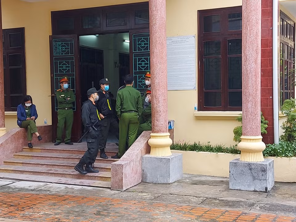 Lực lượng cảnh sát bảo vệ tại tòa.