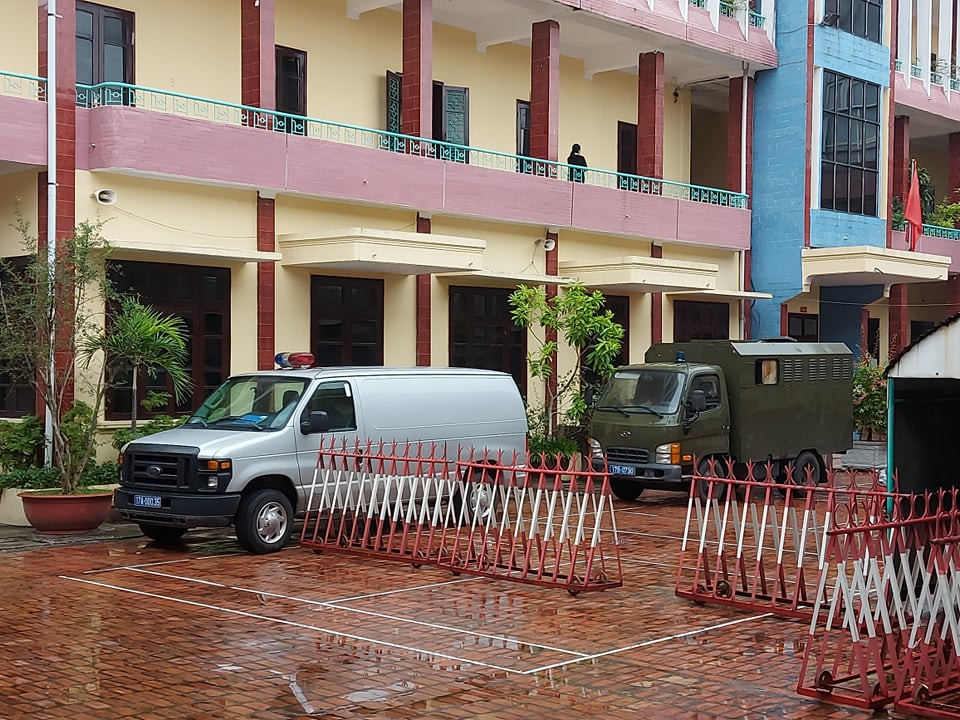 Xe chở Đường Nhuệ cùng con nuôi đến phiên xét xử. 