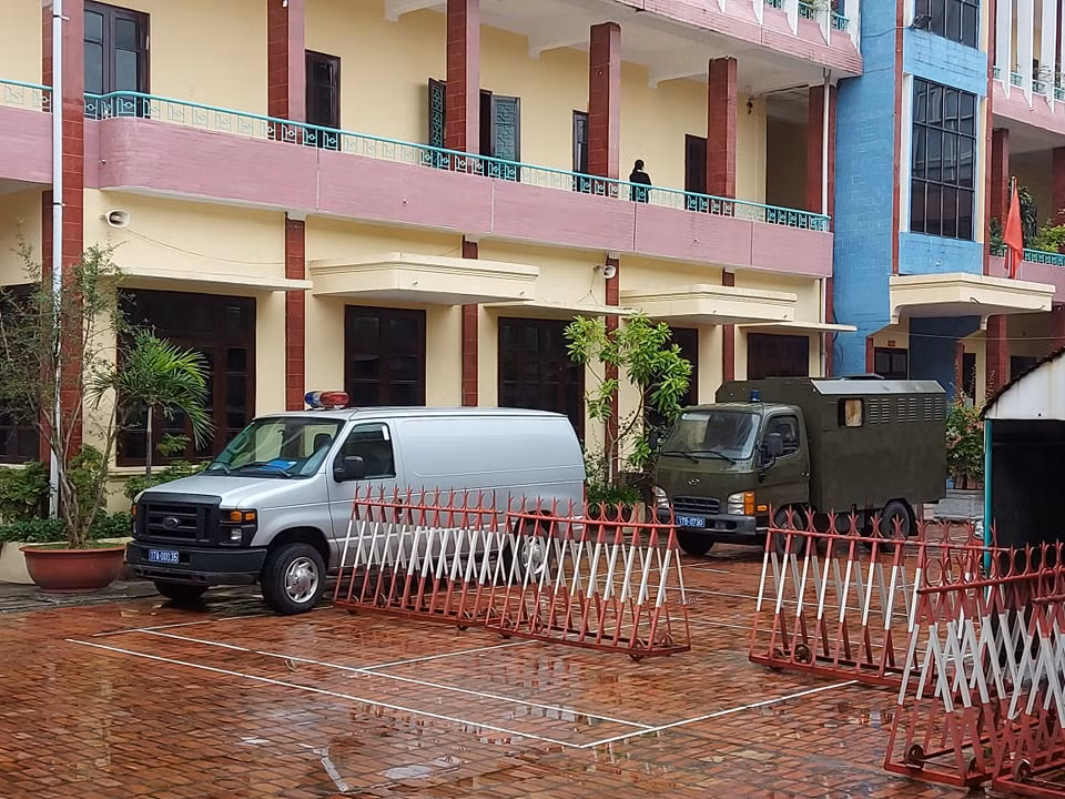 Xe chở Đường Nhuệ cùng con nuôi đến phiên xét xử. 