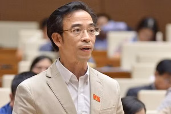 Mục đích của hoạt động đấu thầu là để lựa chọn nhà thầu tốt nhất, lựa chọn được loại hàng hóa, sản phẩm dịch vụ tốt nhất, đồng thời tiết kiệm chi phí tối đa cho nhà nước - Nhà nước bỏ ra một khoản chi phí thấp nhất có thể nhưng lại có được sản phẩm hàng hóa dịch vụ tốt nhất có thể. Nếu không tuân thủ các quy định về đấu thầu thì có thể nhà nước sẽ phải chi phí ra một khoản tiền rất lớn nhưng lại mua về các sản phẩm hàng hóa, dịch vụ kém chất lượng, gây thiệt hại đến tài sản của nhà nước, tài sản của nhân dân.