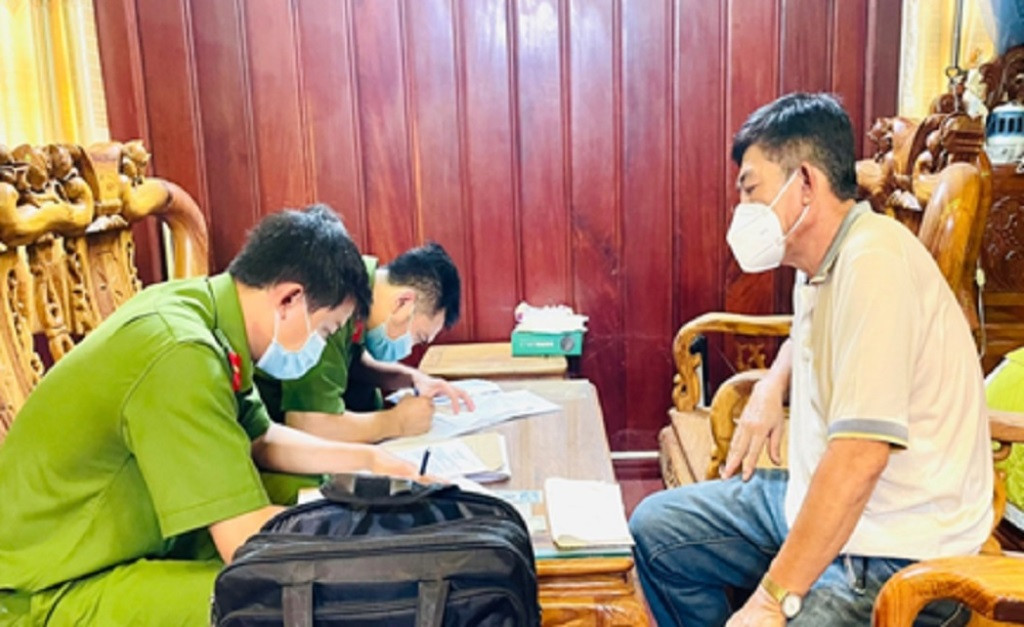 Trong ngày 29/10/2021, Cơ quan Cảnh sát điều tra Công an tỉnh đã thực hiện Lệnh khám xét một số nơi ở của bị can Nguyễn Văn Võ. Trong quá trình khám xét, lực lượng Công an đã thu giữ được một số tài liệu, tang vật liên quan đến vụ án. 