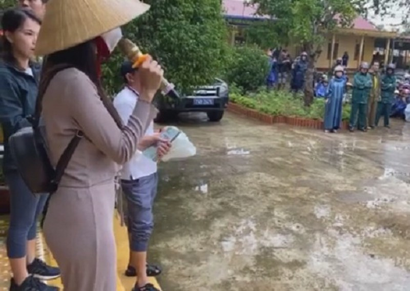 Trao đổi với báo chí mới đây, ông Đào Mạnh Hùng - Chủ tịch Ủy ban Mặt trận Tổ quốc Việt Nam tỉnh Quảng Trị cho biết, không thể tổng hợp chính xác lượng tiền mà vợ chồng ca sĩ Thủy Tiên trao cho người dân tỉnh Quảng Trị, chỉ xác nhận ở mức khoảng 33,4 tỷ đồng.