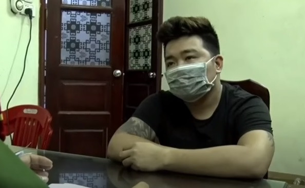 Theo đó, tháng 7/2020, vợ chồng Trương Tuấn Anh mở quán karaoke và cơ sở tẩm quất tại khu 8, xã Hy Cương, TP Việt Trì, Phú Thọ. Để lôi kéo nhiều khách đến, vợ chồng Tuấn Anh đăng tin tuyển phục vụ quán qua mạng xã hội. Khoảng tháng 2/2021, Tiến làm quen với Tuấn Anh qua facebook và xin làm nhân viên trông quán. Sau khi nhận vào làm, Tuấn Anh bảo Tiến lên mạng tìm kiếm những cô gái trẻ về làm nhân viên cho quán. Mỗi cô gái mà Tiến đưa về, Tiến được Tuấn Anh trả công từ 3 đến 4 triệu đồng.