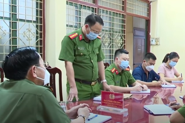 Các thành viên tổ chuyên án sau đó thống nhất phương án điệu hổ ly sơn. Trương Tuấn Anh sẽ được mời đến UBND xã làm việc về phòng, chống COVID-19 đối với các cơ sở kinh doanh. Trong lúc đó, tổ truy bắt sẽ kiểm tra hành chính quán karaoke này và sẽ vô hiệu hóa Tiến và giải cứu cháu bé.