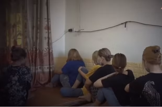 Cụ thể, tháng 4/2021, Tiến lần lượt đưa P.T.T.T (SN 2006, Hải Hậu); N.T.T.L (SN 2006, huyện Hải Hậu); T.N.K (SN 2003, Nam Trực); P.T.L (SN 2005, huyện Nghĩa Hưng). Ngày 2/5, Tiến đưa Đ.T.A.N (SN 2005, huyện Hải Hậu) và ngày 14/6 đưa P.T.T (SN 2007, huyện Hải Hậu) lên Phú Thọ bàn giao cho Trương Tuấn Anh. Lợi dụng tâm lý nhẹ dạ cả tin của các thiếu nữ, Tiến rủ các cô gái lên làm tại quán cắt tóc, quán ăn, trà sữa với lời hứa công việc nhẹ nhàng, lương cao.