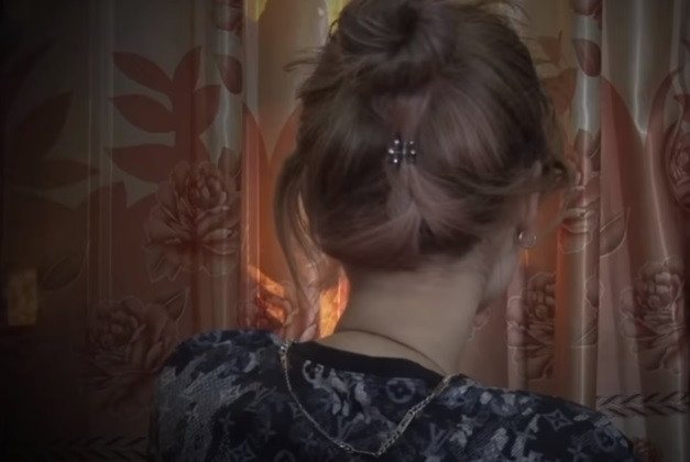 Sau khi các bé gái đồng ý và lên Phú Thọ, Tiến sẽ giao lại cho Tuấn Anh và nhận tiền công. Để chiếm được lòng tin của các thiếu nữ, vợ chồng Tuấn Anh dẫn các bé gái đi làm đẹp, sắm điện thoại thông minh, sau đó ép các thiếu nữ viết giấy vay nợ. Mục đích ép các em phải ở lại làm ở quán karaoke và quán massage để trả nợ.