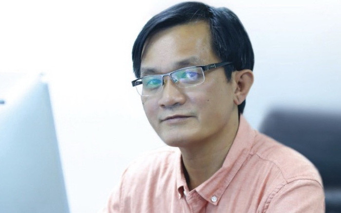 Theo thống kê của ông Hiển, từ ngày 19/6/2021 đến ngày 20/10/2021, bà Hằng đã lặp đi lặp lại hành vi nhục mạ, bịa đặt, vu khống, xúc phạm danh dự, nhân phẩm của ông. Cụ thể, bà Hằng có hành vi nhục mạ, xúc phạm danh dự, nhân phẩm khi gọi ông bằng các ngôn từ không có chuẩn mực đạo đức như: “Nhà báo hai mặt”, “thằng nhà báo Đức Hiển”, “nhà báo nói láo”, “thằng nhà báo Phó Tổng Biên tập”, “thằng Hiển là phản động”… Ông Hiển cho rằng hành vi của bà Hằng đã xâm phạm nghiêm trọng đến quyền và lợi ích hợp pháp của ông, thỏa mãn dấu hiệu tội lợi dụng các quyền tự do dân chủ xâm phạm lợi ích của Nhà nước, quyền, lợi ích hợp pháp của tổ chức, cá nhân.