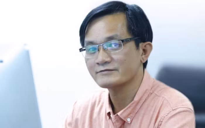 Theo thống kê của ông Hiển, từ ngày 19/6/2021 đến ngày 20/10/2021, bà Hằng đã lặp đi lặp lại hành vi nhục mạ, bịa đặt, vu khống, xúc phạm danh dự, nhân phẩm của ông. Cụ thể, bà Hằng có hành vi nhục mạ, xúc phạm danh dự, nhân phẩm khi gọi ông bằng các ngôn từ không có chuẩn mực đạo đức như: “Nhà báo hai mặt”, “thằng nhà báo Đức Hiển”, “nhà báo nói láo”, “thằng nhà báo Phó Tổng Biên tập”, “thằng Hiển là phản động”… Ông Hiển cho rằng hành vi của bà Hằng đã xâm phạm nghiêm trọng đến quyền và lợi ích hợp pháp của ông, thỏa mãn dấu hiệu tội lợi dụng các quyền tự do dân chủ xâm phạm lợi ích của Nhà nước, quyền, lợi ích hợp pháp của tổ chức, cá nhân.