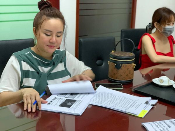 Vy Oanh trong đơn nêu rõ bà Nguyễn Phương Hằng đã có 7 buổi livestream, từ ngày 16/5 đến 9/10/2021 có nội dung làm nhục, thóa mạ đối với nữ ca sĩ. Cụ thể, bà Phương Hằng đã sử dụng ngôn ngữ phản cảm, giọng điệu quy chụp vô căn cứ, nhằm bôi nhọ, vu khống, xúc phạm như: Từ “đẻ thuê” được lặp lại 10 lần, “làm gái bao” được lặp lại 2 lần, “làm bé” lặp lại 2 lần, “giật chồng” và “giựt chồng” lặp lại 3 lần, “zĩ dãng zơ záy” (dĩ vãng dơ dáy) được bà Nguyễn Phương Hằng lặp lại 9 lần trong các buổi livestream…