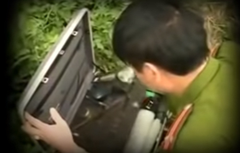 Phát hiện xác chết có dấu hiệu hình sự nên Công an huyện Mê Linh báo về phòng kỹ thuật hình sự, Công an TP Hà Nội. Các cán bộ công an đã ngay lập tức có mặt tại nơi tìm thấy xác nạn nhân.