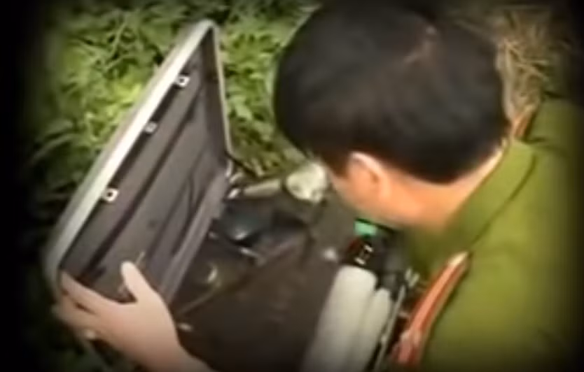 Phát hiện xác chết có dấu hiệu hình sự nên Công an huyện Mê Linh báo về phòng kỹ thuật hình sự, Công an TP Hà Nội. Các cán bộ công an đã ngay lập tức có mặt tại nơi tìm thấy xác nạn nhân.