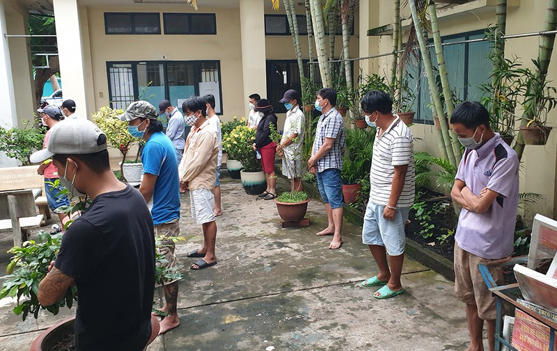  Phá trường gà, 1 con bạc dương tính với SARS-CoV-2: Ngày 10/10, Công an quận Bình Tân, TP Hồ Chí Minh cho biết vừa triệt phá một trường gà tại bãi đất trống trên đường Hương lộ 2, phường Bình Trị Đông A, quận Bình Tân bắt giữa 19 con bạc, thu giữ nhiều tang vật. Đáng chú ý, kiểm tra nhanh, trong nhóm đối tượng có 10 con bạc, số còn lại chỉ đứng xem. Kiểm tra nhóm đối tượng này, Công an quận Bình Tân phát hiện một đối tượng dương tính với SARS-CoV-2.