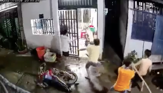  Bắt đối tượng xông vào nhà chém 2 vợ chồng tử vong: Ngày 10/10, Công an huyện Hóc Môn, TP Hồ Chí Minh cho biết đang tạm giữ Quách Hào Quang (SN 1980, ngụ Hóc Môn) để điều tra về hành vi giết người. Tối ngày 9/10, Quang cầm hung khí đến nhà một người dân ở xã Xuân Thới Đông. Tại đây, Quang dùng hung khí tấn công khiến 2 vợ chồng chủ nhà bị thương nặng, dù được đưa vào viện cấp cứu nhưng đã tử vong.