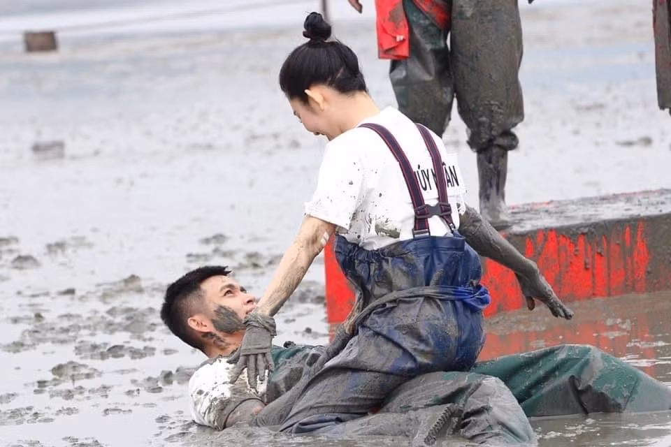 Running Man: Thuy Ngan ngoi len nguoi Jun Pham trong tu the “do mat