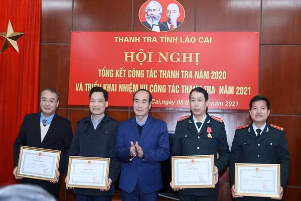 Đáng chú ý, tháng 1/2021, tại lễ tổng kết công tác ngành thanh tra tỉnh Lào Cai năm 2020 và triển khai nhiệm vụ năm 2021, ông Đàm Quang Vinh được nhận Huân chương Lao động hạng ba vì đã có thành tích xuất sắc trong phòng chống tham nhũng.