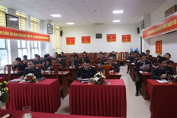 Đối với những nghi ngờ về việc sử dụng bằng cấp giả, luật sư Cường cho rằng, cơ quan chức năng sẽ tiến hành xác minh làm rõ và đi giám định đối với loại bằng cấp, chứng chỉ đó. Trường hợp kết quả giám định cho thấy bằng cấp, chứng chỉ này sử dụng là bằng giả, việc sử dụng bằng giả để được bổ nhiệm, tuyển dụng là hành vi vi phạm quy định của pháp luật, chế tài đối với hành vi này là sẽ bị hủy bỏ kết quả tuyển dụng, bổ nhiệm, buộc thôi việc và kỷ luật công chức. Thậm chí, người sử dụng bằng cấp giả có thể bị truy cứu trách nhiệm hình sự theo điều 341 BLHS năm 2015 về tội sử dụng tài liệu, giấy tờ giả của cơ quan tổ chức. 