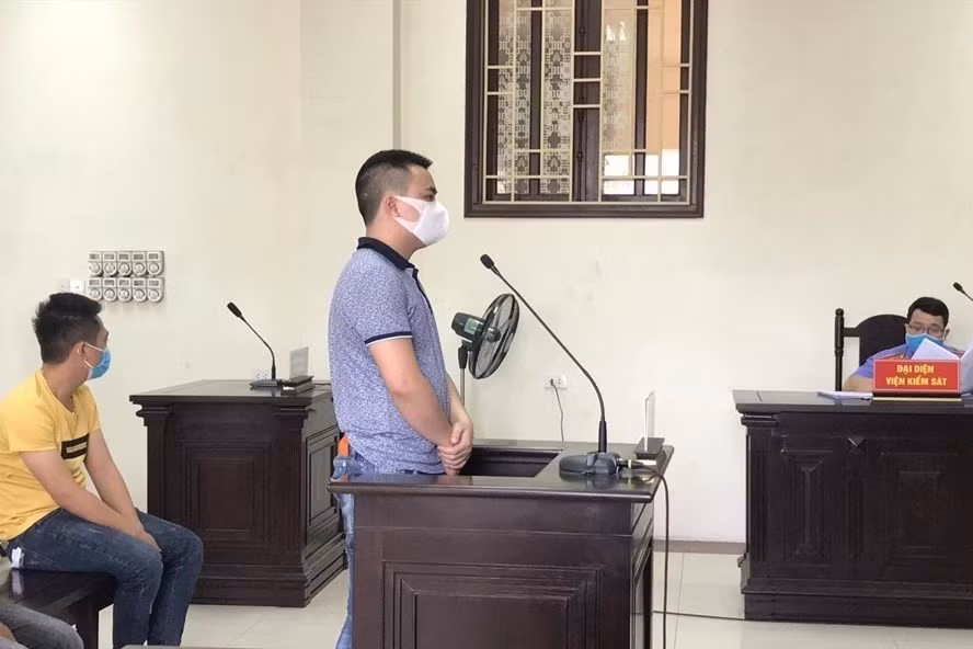 Cũng theo thông báo của tòa án nhân dân tỉnh Thái Bình, vào lúc 8h ngày 25/10, Bùi Mạnh Tiến (con nuôi Đường Nhuệ) cùng 6 đồng phạm tiếp tục bị xét xử trong vụ án "Cố ý gây thương tích” sẽ diễn ra tại Hội trường Xét xử, Tòa án nhân dân tỉnh Thái Bình. Bị hại trong vụ án là anh Trần Ngọc Hoàng (sinh năm 1983, trú tại huyện Vũ Thư, tỉnh Thái Bình). 