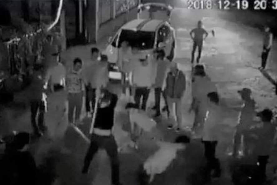 Cáo trạng nêu rõ, khoảng tháng 4/2018, Bùi Mạnh Tiến và Phạm Văn Sáng đến nhà anh Trần Ngọc Hoàng (lái xe ô tô khách 9 chỗ ngồi tuyến Vũ Thư, Thái Bình - Hà Nội), yêu cầu anh Hoàng mỗi tháng phải đưa 3 triệu đồng và phải đón khách sau 15h hàng ngày, nhưng anh Hoàng không đồng ý. 