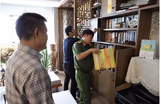 Ngày 7/4, Cơ quan Cảnh sát điều tra, Công an tỉnh Đồng Nai phối hợp Cục Cảnh sát Hình sự và một số đơn vị nghiệp vụ Bộ Công an, Công an TP Hồ Chí Minh, Công an tỉnh Lâm Đồng, Công an Bà Rịa - Vũng Tàu, Bình Phước khám xét thêm 9 địa điểm là trụ sở công ty, nhà ở và các cây xăng của công ty CP nhiên liệu Phúc Lâm. Đồng thời, thi hành lệnh bắt tạm giam và khám xét nơi ở đối tượng Trần Huy Lập - Tổng Giám đốc công ty cổ phần nhiên liệu Phúc Lâm để điều tra về hành vi "buôn lậu".