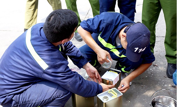 Ngày 29/3, Công an Đồng Nai cùng Cục Cảnh sát Hình sự, các đơn vị nghiệp vụ thuộc Bộ Công an triển khai 6 tổ công tác phối hợp với Công an TP.HCM và Công an tỉnh Long An đồng loạt bao vây, khám xét 6 địa điểm là trạm xăng, trụ sở Công ty TNHH thương mại Huỳnh Khang (xã Tân Kiên, H.Bình Chánh, TP.HCM) và Doanh nghiệp tư nhân xăng dầu Bình Long (P.Tân Quý, Q.Bình Tân, TP.HCM). 