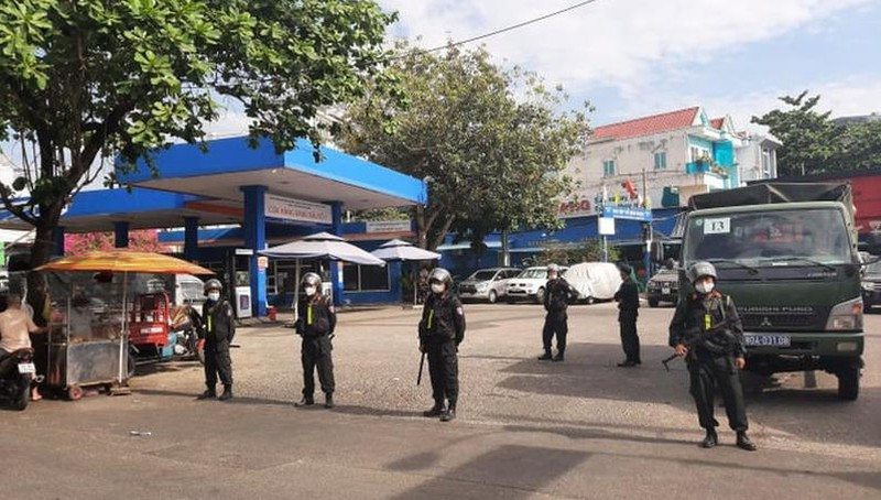 Cơ quan điều tra đã thi hành lệnh bắt tạm giam, khám xét nơi ở đối với Lê Hùng Phong và Đỗ Văn Ba (cùng ngụ TP HCM) để điều tra về hành vi buôn lậu. Phong và Ba được xác định là 2 nghi can giữ vai trò điều hành 2 doanh nghiệp kinh doanh xăng dầu trên. 