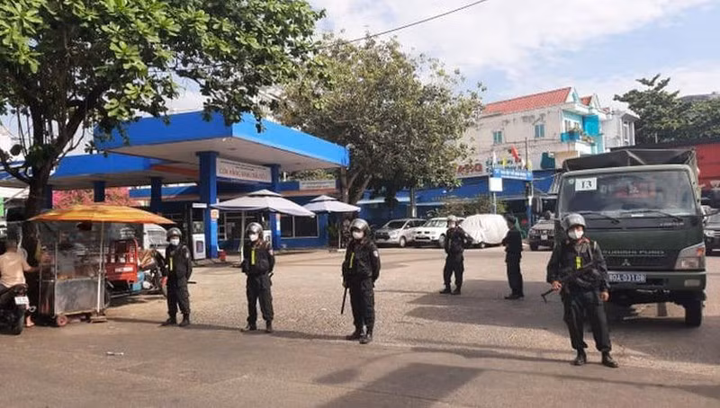 Cơ quan điều tra đã thi hành lệnh bắt tạm giam, khám xét nơi ở đối với Lê Hùng Phong và Đỗ Văn Ba (cùng ngụ TP HCM) để điều tra về hành vi buôn lậu. Phong và Ba được xác định là 2 nghi can giữ vai trò điều hành 2 doanh nghiệp kinh doanh xăng dầu trên. 