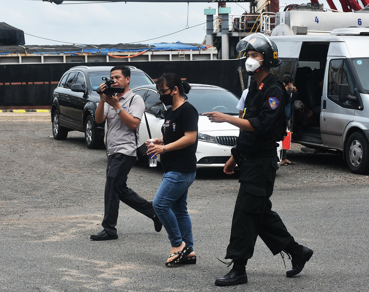 Bị can Mai Thị Dần được xác định có liên quan đến đường dây buôn lậu, sản xuất xăng dầu giả quy mô đặc biệt lớn trong chuyên án do Công an tỉnh Đồng Nai chủ trì, phối hợp với các đơn vị nghiệp vụ Bộ Công an triệt phá từ đầu năm 2021. Quá trình điều tra đến nay, Công an Đồng Nai đã khởi tố hơn 70 bị can liên quan chuyên án 920G, trong đó có nhiều bị can là chủ doanh nghiệp kinh doanh xăng dầu ở Đồng Nai, Bình Dương, TP.HCM, Bà Rịa Vũng Tàu… (Ảnh: Báo BRVT)