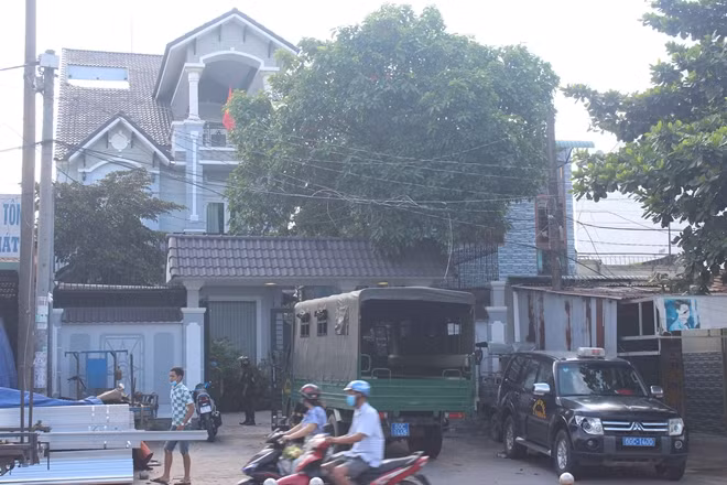 Cụ thể, ngày 18/5, Cơ quan CSĐT Công an tỉnh Đồng Nai đã tiến hành bắt khẩn cấp Nguyễn Thị Như Mỹ, sinh năm 1968, người đại diện doanh nghiệp Việt Khánh Anh để điều tra về hành vi buôn lậu liên quan đến đường dây buôn lậu, sản xuất xăng giả quy mô lớn trong chuyên án Công an Đồng Nai đang phối hợp với lực lượng của Bộ Công an triệt phá.