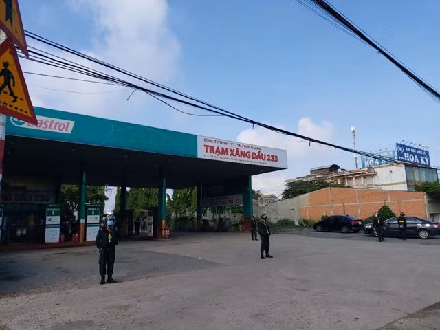 Sáng 19/5, Công an tỉnh Đồng Nai đã tiến hành khám xét và bắt giữ ông Bùi Ngọc Toàn, chủ của Công ty TNHH VT-TM Phúc Đại An. Chủ Công ty TNHH VT-TM Phúc Đại An, một trong những doanh nghiệp kinh doanh xăng dầu lâu năm ở Đồng Nai, bị bắt do có liên quan vụ pha chế và buôn lậu xăng giả trong chuyên án 920G mà Công an tỉnh Đồng Nai phối hợp với lực lượng của Bộ Công an và các tỉnh thành đang mở rộng điều tra.