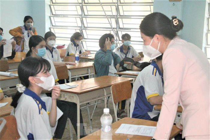 TS Nguyễn Thị Nhật Hằng, Giám đốc Sở GD-ĐT tỉnh Bình Dương có mặt tại điểm tiêm chủng từ sáng sớm để động viên học sinh.