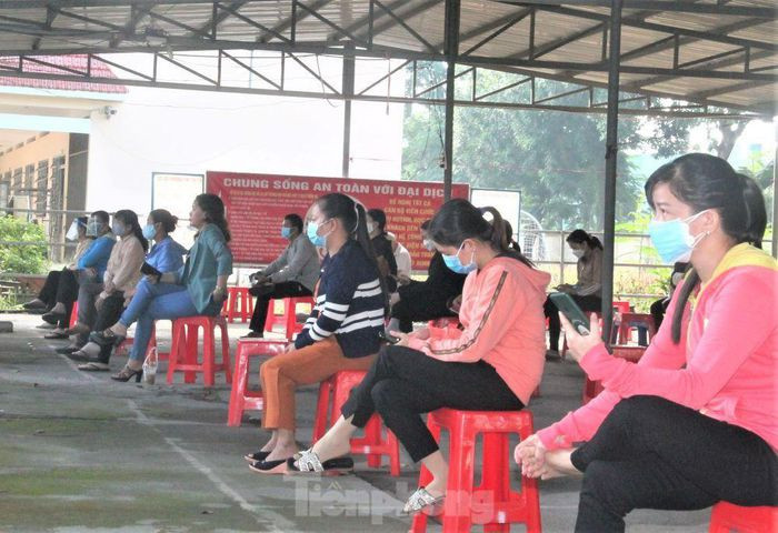 Phụ huynh học sinh được bố trí khu vực ngồi chờ