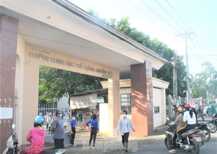 Từ sáng sớm, học sinh đến điểm tiêm để điền thông tin theo hướng dẫn. Các học sinh đi tiêm vắc xin đều có cha hoặc mẹ đi cùng để ký giấy cam kết. 