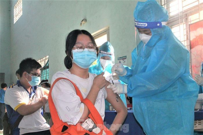 Khi được hỏi, lần đầu tiêm vắc xin phòng COVID-19 em có cảm giác thế nào?, học sinh Nguyễn Tuyết Như (trường THPT Nguyễn Trãi) nói: “Chúng em rất mong sớm được đến trường nên khi nghe tin tiêm vắc xin, ai cũng vui. Sáng nay, mới 4h các bạn đã gọi cho nhau để đến điểm tiêm. Trước khi tiêm, em thấy lo nhưng được mẹ động viên nên yên tâm”.