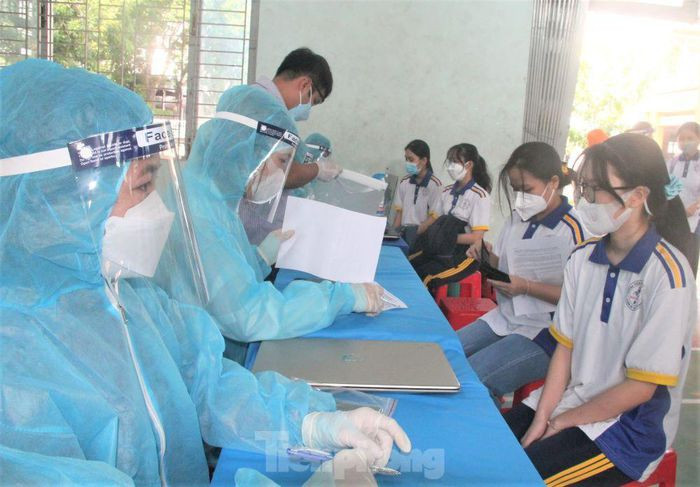 Học sinh được nhân viên y tế tư vấn trước khi tiêm