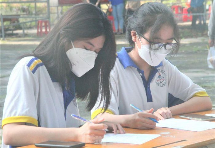 Học sinh làm thủ tục đăng ký tiêm vắc xin