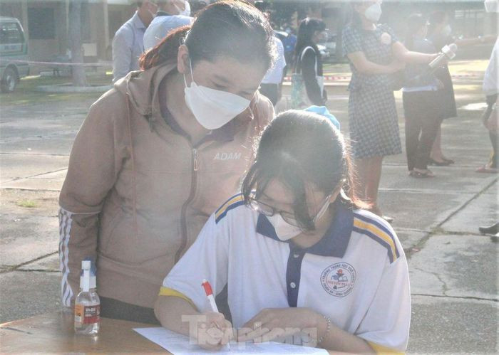 Phụ huynh học sinh đi cùng để ký cam kết