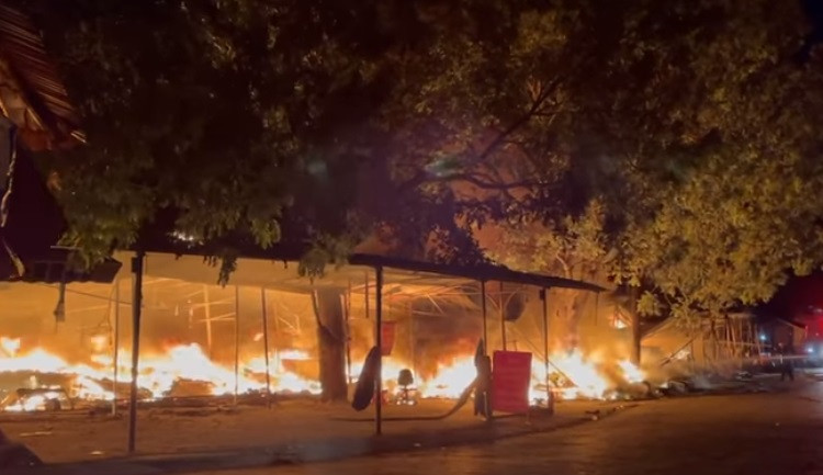 Lửa nhanh chóng lan ra khắp các ki ốt trong chợ.